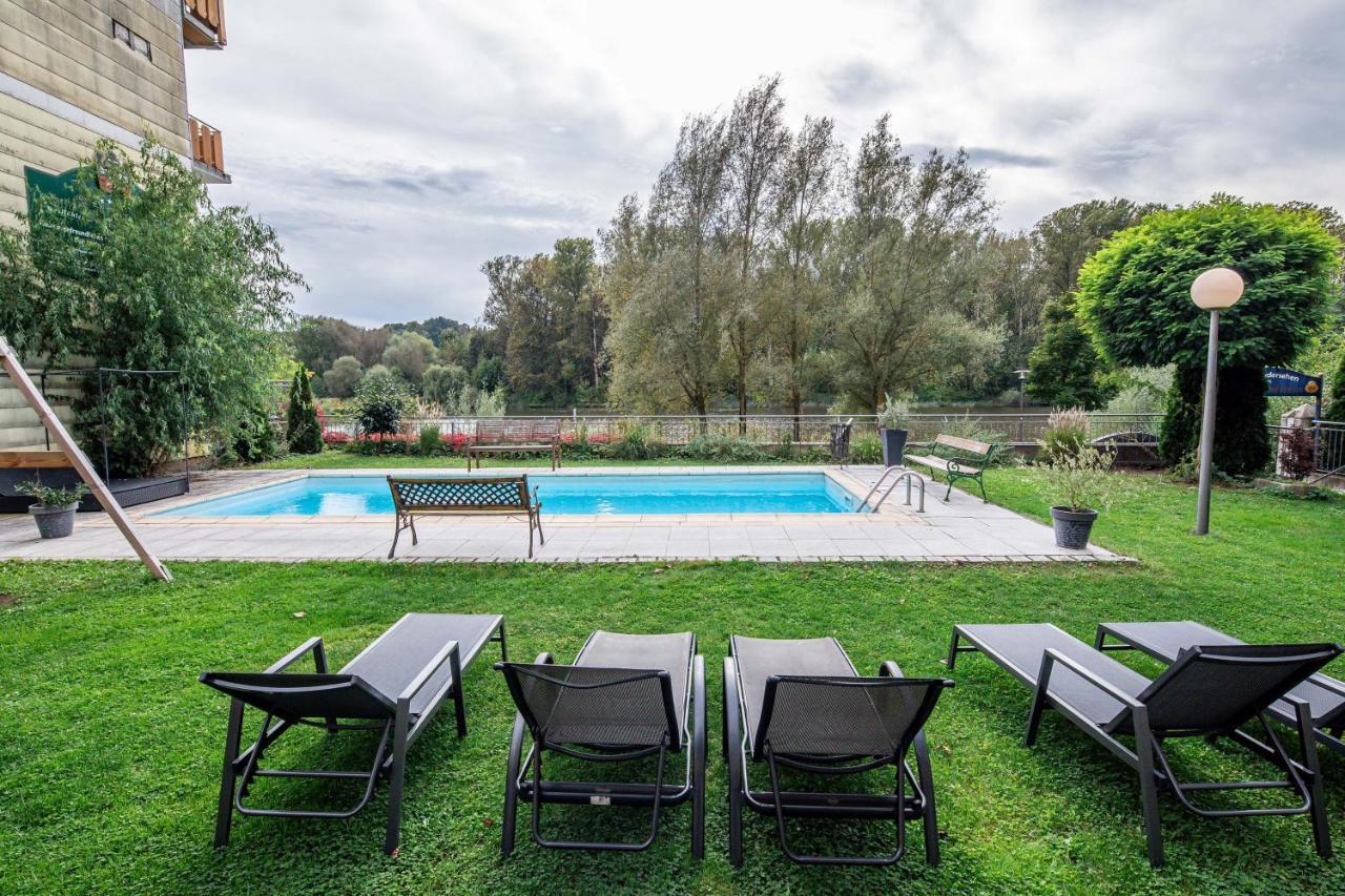 Landgasthof Moser & Restaurant Bootshaus Windorf  Bagian luar foto